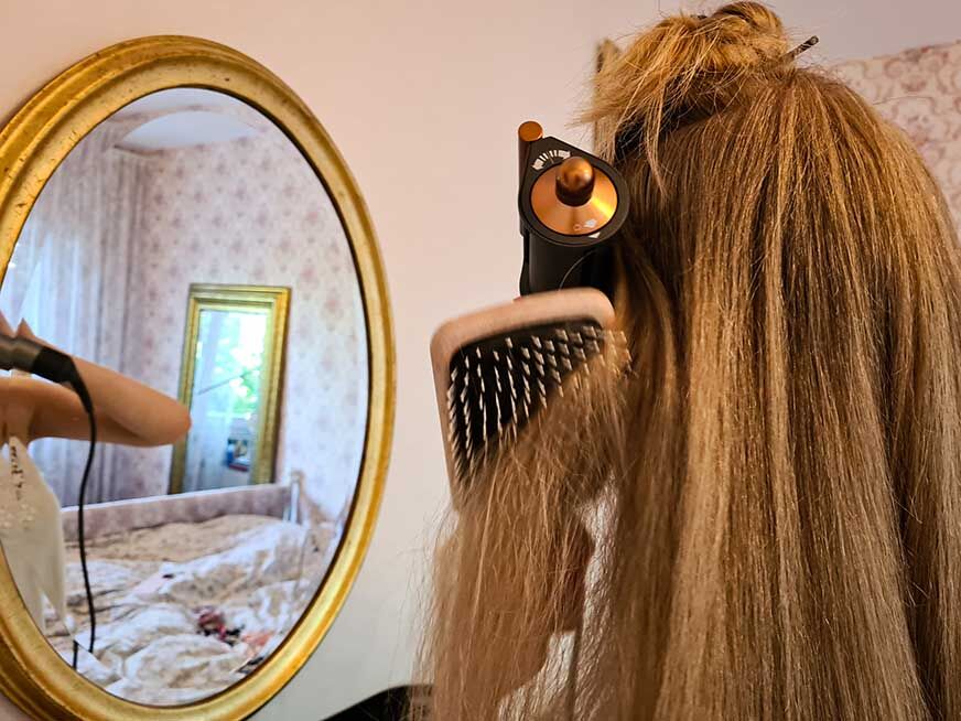 Сушка волос помощью насадки для сушки Dyson Airwrap.